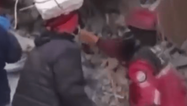 Momenti kur shembet ndërtesa dhe e zë ekipin e kërkim-shpëtimit