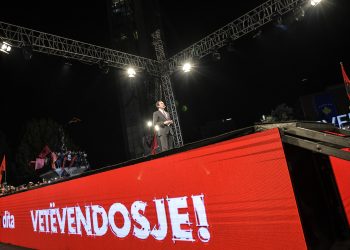 Deputeti kritikon mediat: Që dy vjet po flasin për pakënaqësi e ndarje të VV-së