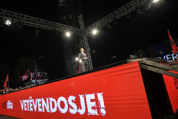 Deputeti kritikon mediat: Që dy vjet po flasin për pakënaqësi e ndarje të VV-së