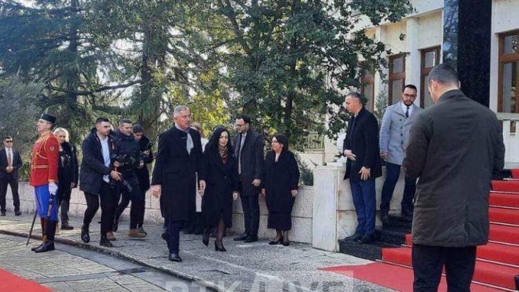 Osmani pritet me nderime shtetërore nga presidenti malazez