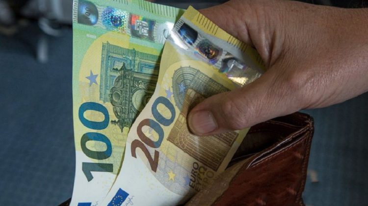 Edhe mësuesve u dalin rrogat me Ligjin e Ri: Vërehet rritje deri në 100 euro