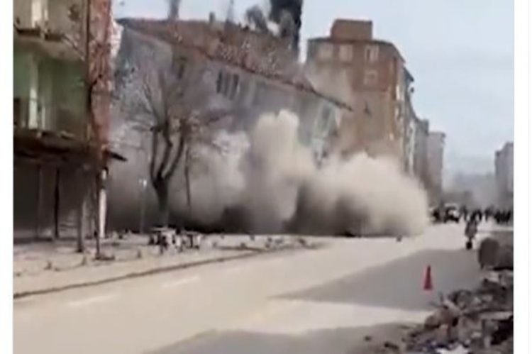 Pamje nga momenti kur shembet një ndërtesë nga tërmeti i ri sot në Turqi