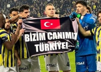 Rikthimi prekës i futbollit në Turqi, u bën homazhe për viktimat e tërmetit