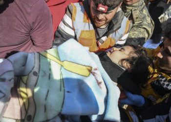 103 orë pas tërmetit, trevjeçarja shpëtohet e gjallë nga rrënojat në Turqi