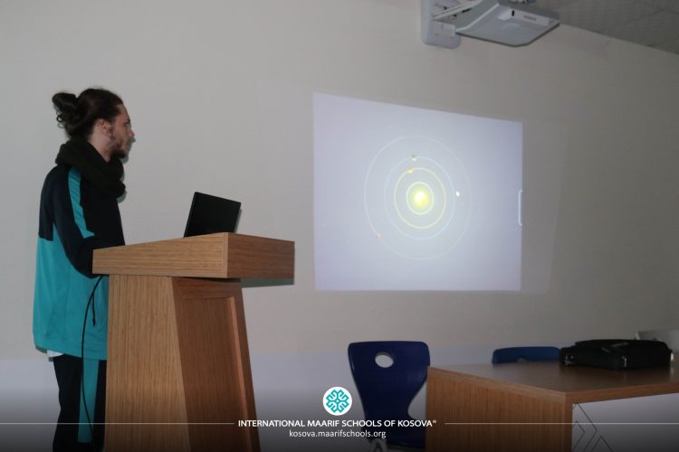 Nxënësi i shkollës ‘International Maarif Schools Of Kosova’ ka krijuar një web faqe në të cilën paraqitet simulimi i modelit të sistemit diellor