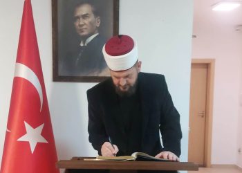 Dr. Shefqet Krasniqi nënshkruhet në librin e zisë në Amabasadën e Türkiye-s në Prishtinë
