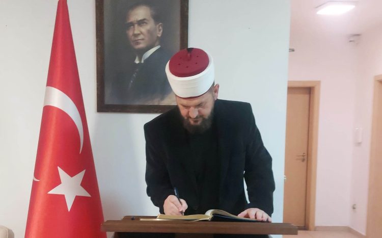 Dr. Shefqet Krasniqi nënshkruhet në librin e zisë në Amabasadën e Türkiye-s në Prishtinë