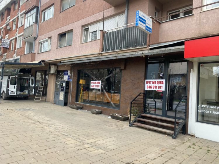 Inspeksioni në Prishtinë largon terrasat ilegale në qendër të qytetit