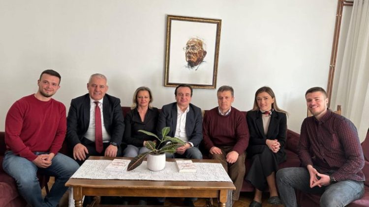 Ditëlindja e Adem Demaçit dhe Astrit Deharit – Kurti viziton familjet e tyre