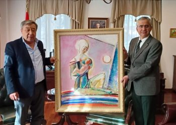 Piktori kazak shet pikturën dhe paratë i dhuron për të prekurit nga tërmeti