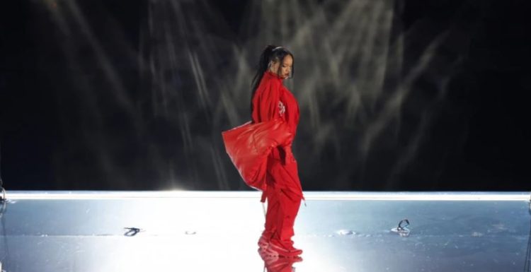 Zbulohet çmimi “marramendës” i atleteve që Rihanna veshi në performancën e Super Bowl