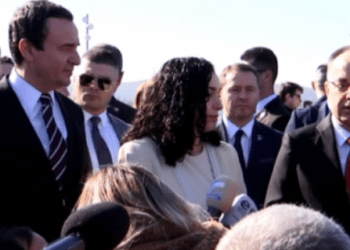 Osmani bën homazhe në Prekaz: Nderojmë sakrificën e familjes Jashari për trimërinë dhe guximin e tyre