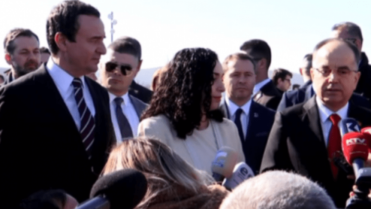 Osmani bën homazhe në Prekaz: Nderojmë sakrificën e familjes Jashari për trimërinë dhe guximin e tyre