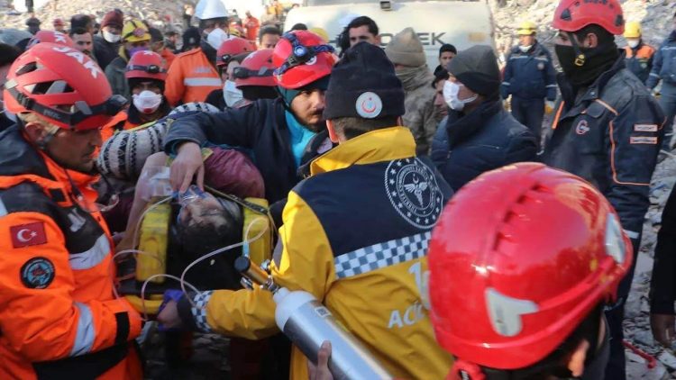 Mrekullitë vazhdojnë të ndodhin në Turqi, pas 205 orësh nxirret e gjallë edhe një grua