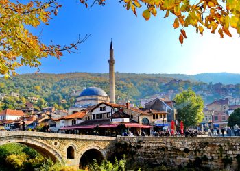 Rrëzohet në vendin e punës, gruaja në Prizren thyen hundën e krahun