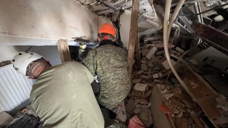 Ekipet e FSK-së në Turqi nxjerrin të gjallë edhe nënën e fëmijës dy vjeçar