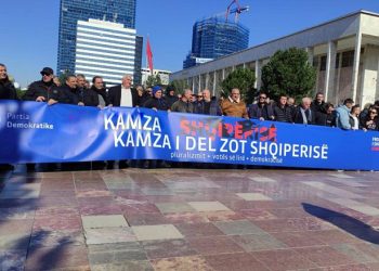 Protesta e opozitës në Shqipëri, blindohen dyert e kryeministrisë