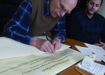 “Mu duk se do të dështoja”, kaligrafisti i Deklaratës së Pavarësisë tregon emocionet e para 15 vjetësh