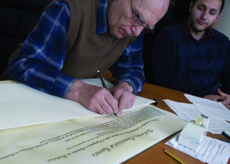 “Mu duk se do të dështoja”, kaligrafisti i Deklaratës së Pavarësisë tregon emocionet e para 15 vjetësh