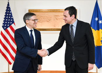 Chollet bisedon me Kurtin; amerikani i premton benefite Kosovës, por..