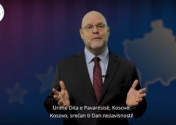“Kemi qenë me ju prej fillimit dhe partneriteti ynë mbetet i fortë si guri”- ambasadori amerikan me mesazh të fuqishëm në 15-vjetorin e pavarësisë
