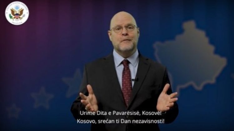 “Kemi qenë me ju prej fillimit dhe partneriteti ynë mbetet i fortë si guri”- ambasadori amerikan me mesazh të fuqishëm në 15-vjetorin e pavarësisë