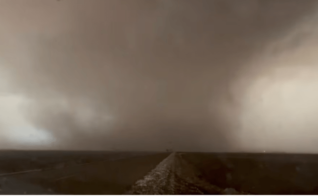 Stuhi të fuqishme ere godasin SHBA-në, dhjetëra ndërtesa të shkatërruara