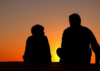 Nuk do ta besoni! Këto janë 6 tipare që mund t’i trashëgoni vetëm nga babai