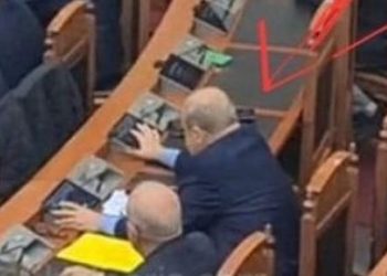 E pazakontë në Kuvendin e Shqipërisë, deputeti i PS-së voton edhe për kolegun