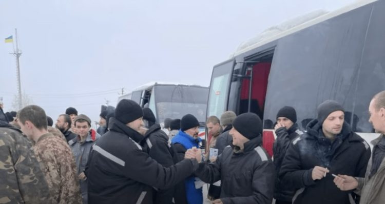 Ukraina dhe Rusia këmbejnë dhjetëra të burgosur lufte