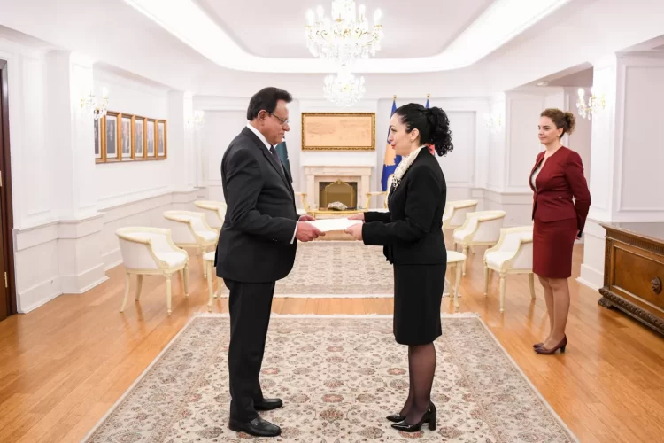 Osmani pranon letrat kredenciale nga ambasadori jo-rezident i Pakistanit
