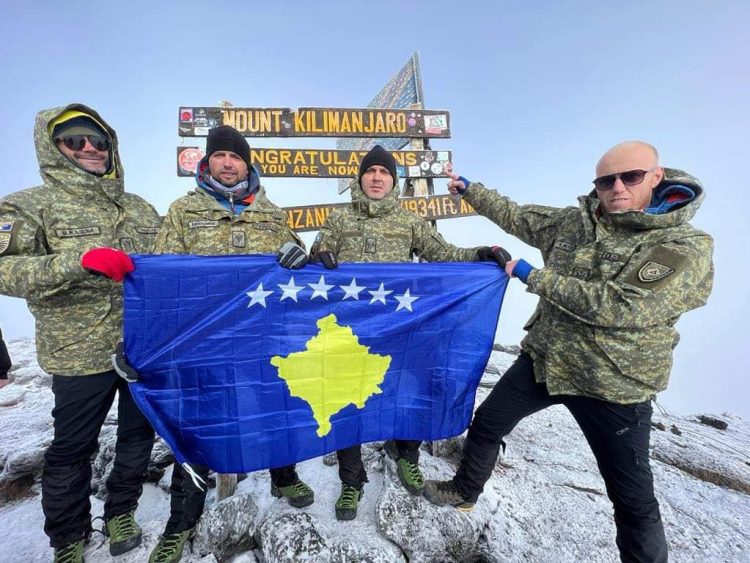Pjesëtarët e FSK-së ngjiten në Kilimanxharo