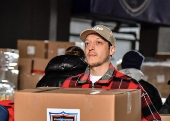 Lojtari i njohur turk harron për një moment futbollin, merr pjesë në aksionin humanitar pas tërmetit në Turqi