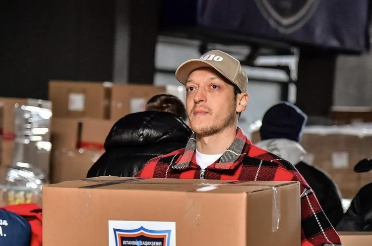 Lojtari i njohur turk harron për një moment futbollin, merr pjesë në aksionin humanitar pas tërmetit në Turqi