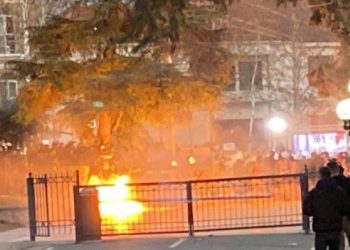 Tensionohet situata jashtë Parlamentit, protestuesit hedhin tymuese drejt policisë