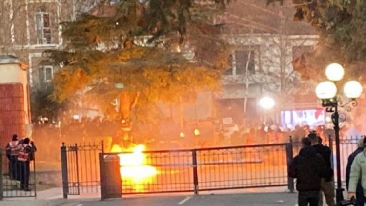 Tensionohet situata jashtë Parlamentit, protestuesit hedhin tymuese drejt policisë