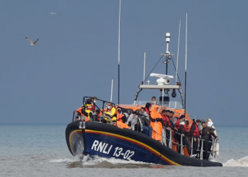 Njësitë e azilit në Britani marrin urdhër të punojnë vetëm me shqiptarët për të përshpejtuar dëbimin