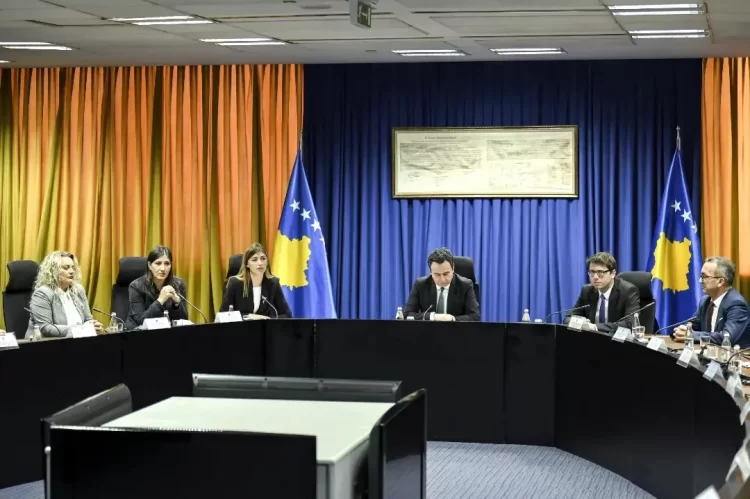 Kurti dhe Haxhiu ua tregojnë përfaqësuesve të Qendrave për Punë Sociale planet për përmirësim