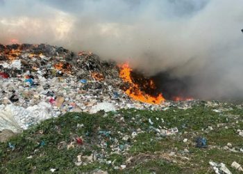 Djegia e mbeturinave në Vlorë bëhet problematike, flakët përfshijnë sipërfaqe të mëdha