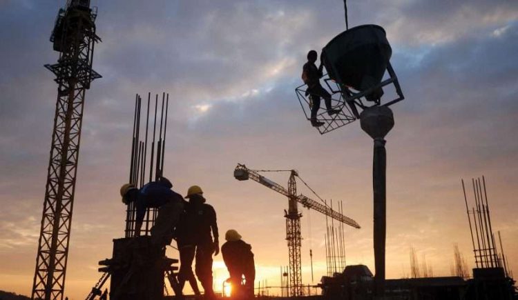 Dy punëtorë bien nga lartësia e një shtëpie, marrin lëndime të rënda