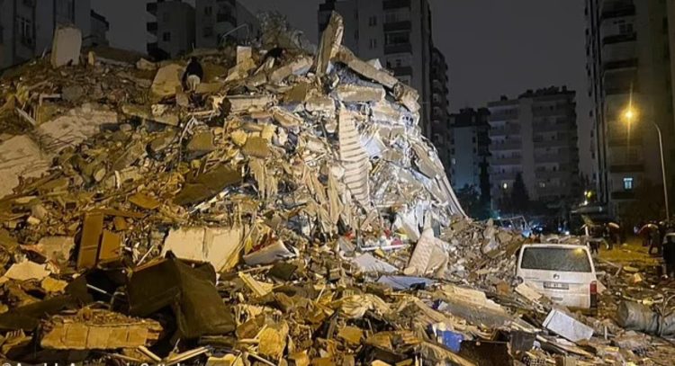 Banesa të kthyera në rrënoja dhe njerëz nën to, temperaturat e ulëta dhe bora pengojnë përpjekjet e shpëtimit