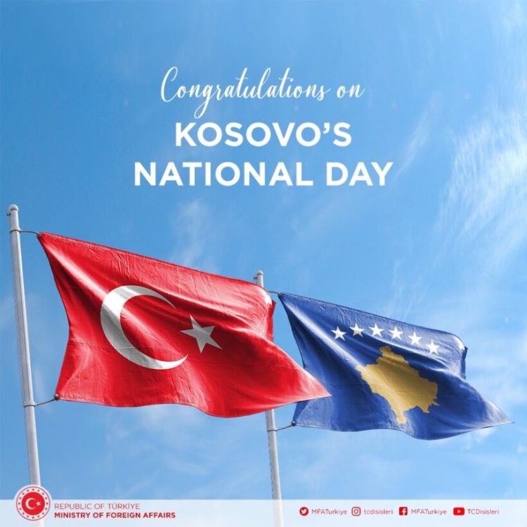 Turqia uron për 15 vjetorin e Pavarësisë me falënderime për ndihmë pas tërmetit shkatërrues