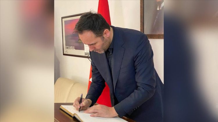 Kryeparlamentari Konjufca shkroi në librin e zisë në Ambasadën e Türkiyes në Prishtinë