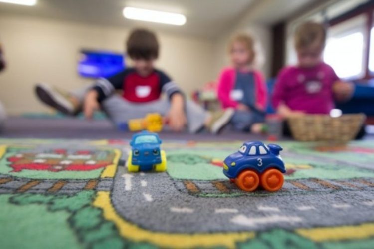 Largohet nga puna edukatorja që dyshohet se sulmoi një fëmijë në çerdhe në Mitrovicë
