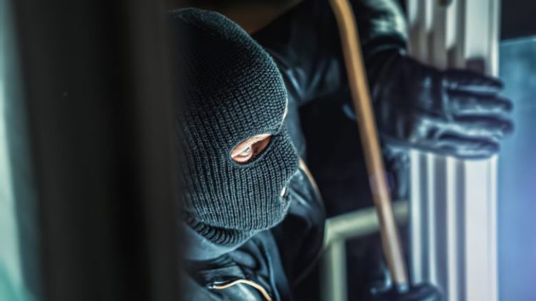 Të maskuar, katër persona kryejnë vjedhje në vlerë të 20 mijë eurove në Ferizaj – arrestohet njëri nga ta