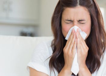 A e dini pse teshtijmë tri herë radhazi?