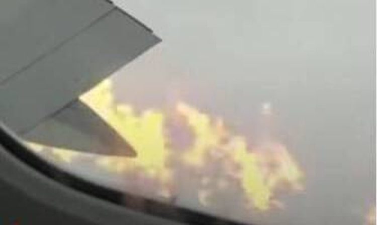 Motorri merr flakë gjatë fluturimit, avioni bën ulje emergjente(VIDEO)