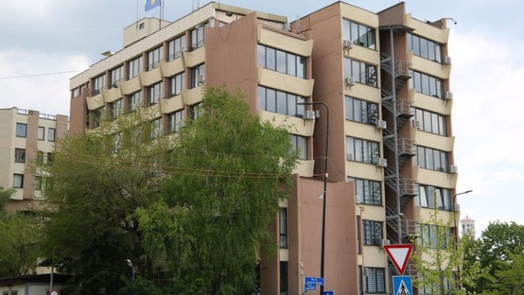 Aktakuzë ndaj 11 personave për sulme me granata dore në dy lokale, në Prishtinë e Mitrovicë