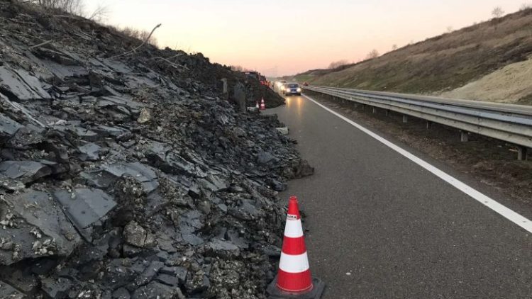 Rrëshqitje dheu në autostradën “Ibrahim Rugova’