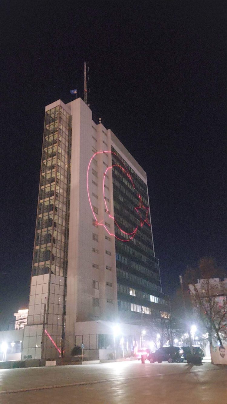 Qeveria e Kosovës vendos flamurin e Turkiyes në ndërtesë në shenjë solidarizimi